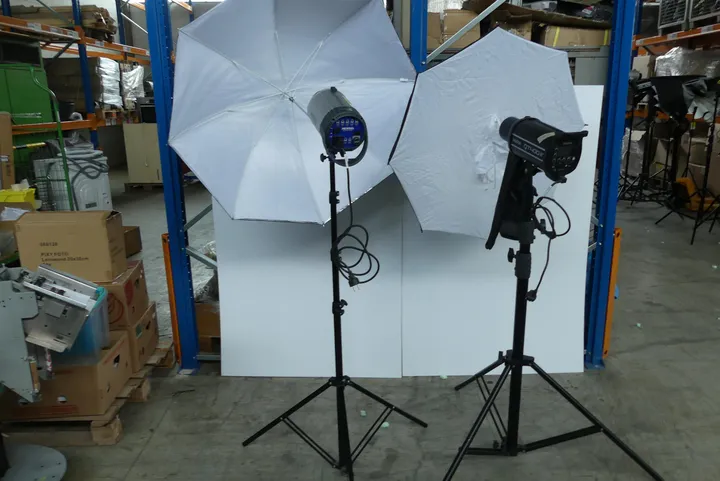 Konvolut Hensel und Godox Studioblitze mit Stativen und Schirmen Modell: Hensel Expert Pro 250 Plus, Godox QT400 II